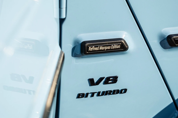 Bệ cửa được khắc chìm logo của hãng độ Refined Marques, trong khi tay cầm bảng taplo được khắc dòng chữ "Special Edition 1 of 20" (phiên bản đặc biệt 1 trên 20 chiếc).