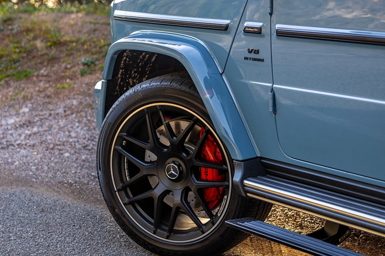 Cửa khoang hành lý cũng được cắt gọn, lược bỏ khung kính chắn gió quen thuộc. Bộ lốp dự phòng vẫn được trang bị theo gói độ này.