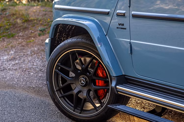 Cửa khoang hành lý cũng được cắt gọn, lược bỏ khung kính chắn gió quen thuộc. Bộ lốp dự phòng vẫn được trang bị theo gói độ này.