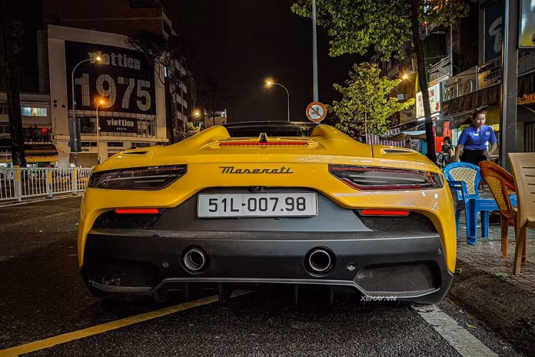 Điểm đặc biệt của siêu phẩm này nằm ở mui xếp có thể đóng/mở chỉ trong 12 giây. Phần mái này bao gồm một tấm kính lớn có thể đổi từ trong suốt sang mờ đục nhờ vào công nghệ tinh thể lỏng phân tán polyme (PDLC). Theo Maserati, MC20 Cielo sở hữu mui xếp bằng kính lớn nhất phân khúc.