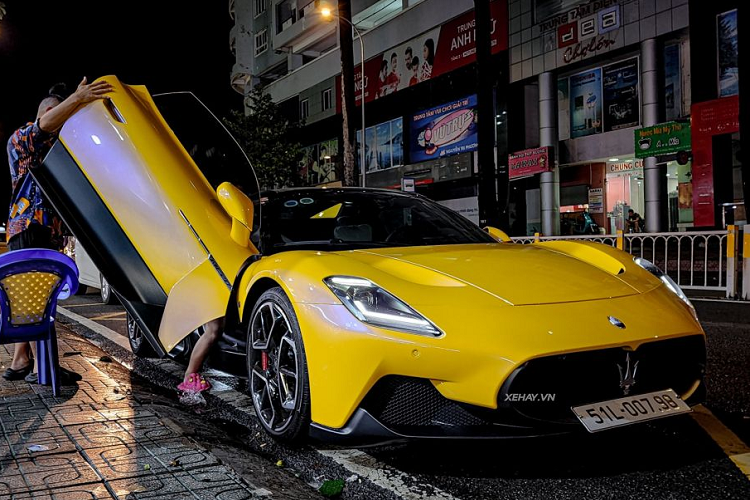 Xe được trang bị bộ mâm 3 chấu hình đinh ba được sơn 2 tông màu tương phản là bạc và đen cùng kẹp phanh màu đỏ.