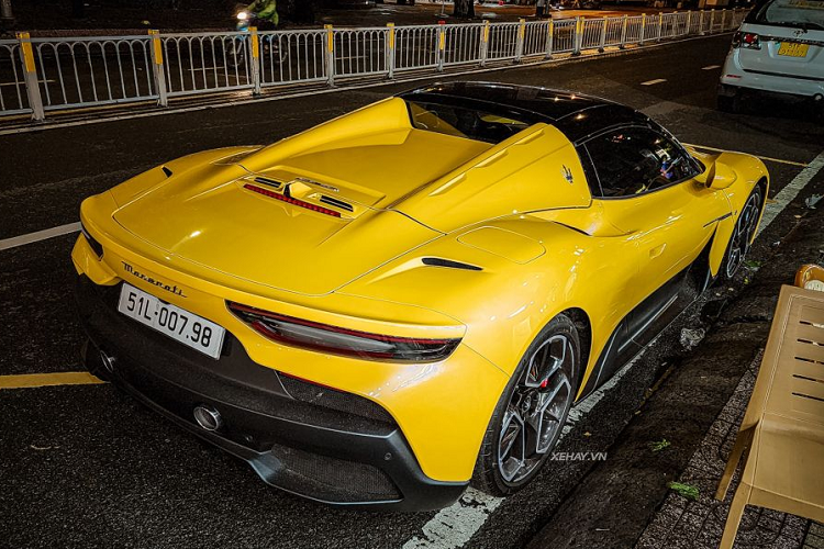 Về nội thất, bên trong khoang cabin của chiếc Maserati MC20 Cielo mui trần này nổi bật với phong cách hiện đại, xe sở hữu nhiều tiện ích như: màn hình giải trí và bảng đồng hồ kỹ thuật số cùng kích thước 10.25 inch, vô lăng 3 chấu bọc da Alcantara, nút bấm thay đổi chế độ lái và 2 lẫy chuyển số làm từ sợi carbon giúp mang đến trải nghiệm lái phấn khích.