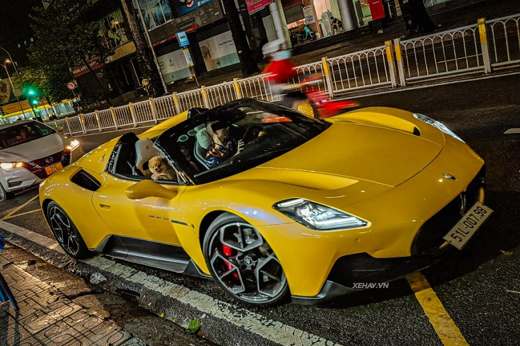 Trên thế giới, phiên bản mui trần này chỉ được sản xuất giới hạn khoảng 60 chiếc. Hiện chưa rõ nhạc sĩ Lương Bằng Quang và Ngân 98 đã phải chi bao nhiêu tiền để tậu siêu phẩm này. Thiết kế của MC20 chủ yếu sử dụng đường nét mềm mại, tuy nhiên vẫn tạo nên tổng thể hài hòa và đậm chất thể thao.