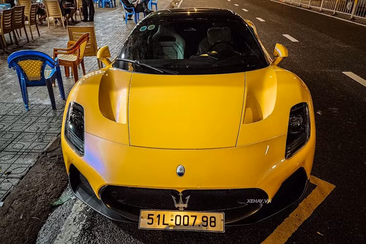 Chiếc Maserati MC20 Cielo mui trần của Ngân 98 và Lương Bằng Quang sở hữu màu sơn vàng nổi bật đi cùng một số chi tiết màu đen nhám ở cản va trước, hốc gió, nẹp sườn bên hông và toàn bộ khuếch tán sau.