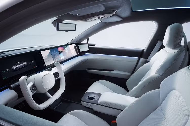 Công nghệ tự lái do liên doanh này tự phát triển, dựa vào bộ vi xử lý do Qualcomm cung cấp, kết hợp với kết hợp với hơn 40 cảm biến, camera, hệ thống radar và lidar giúp nhận biết vật cản và xử lý tình huống giao thông. Hệ thống giải trí trên xe là thứ vũ khí để liên doanh Sony Honda đấu với Tesla và Afeela có thể được trang bị cả PlayStation.