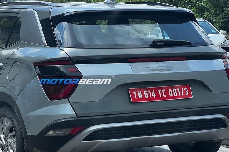 Tuy nhiên, nhiều khả năng xe sẽ dùng chung các hệ thống phụ quan trọng với người anh em Hyundai Kona EV. Nếu đúng như vậy, Hyundai Creta EV có thể sẽ được trang bị mô-tơ điện PMSM với công suất tối đa 100 kW (khoảng 136 mã lực) và mô-men xoắn cực đại 395 Nm Cụm pin của Hyundai Creta EV có thể là loại lithium-ion polymer với dung lượng 39,2 kWh giống Kona EV.