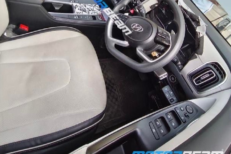 Bên dưới màn hình còn có những nút bấm chỉnh điều hòa lớn hơn so với Hyundai Creta máy xăng. Ngay cả màn hình hiển thị của hệ thống điều hòa có vẻ cũng được tăng kích thước. Trong khi đó, cụm điều khiển trung tâm của xe là hoàn toàn mới và không có sự hiện diện của cần số thông thường.