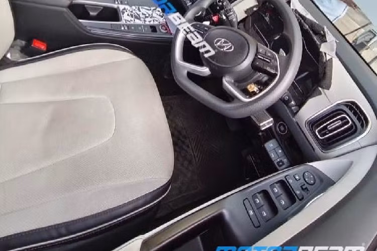 Bên dưới màn hình còn có những nút bấm chỉnh điều hòa lớn hơn so với Hyundai Creta máy xăng. Ngay cả màn hình hiển thị của hệ thống điều hòa có vẻ cũng được tăng kích thước. Trong khi đó, cụm điều khiển trung tâm của xe là hoàn toàn mới và không có sự hiện diện của cần số thông thường.