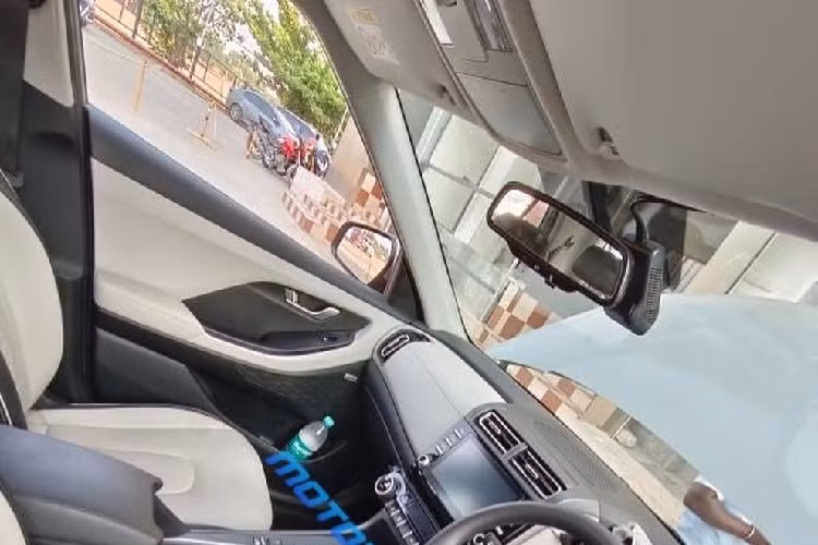 Tất nhiên, để phù hợp với xe điện thì nội thất của mẫu SUV cỡ B này cũng đã được điều chỉnh ở một số chi tiết. Bên trong chiếc SUV điện Hyundai Creta EV 2024 này có vẻ thuộc bản thấp vì chỉ được trang bị màn hình cảm ứng trung tâm 8 inch. Xung quanh màn hình là các nút bấm cơ học và núm xoay để người dùng dễ sử dụng hơn.