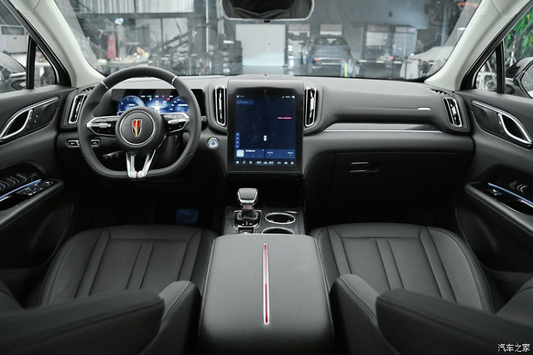 Tiến vào bên trong nội thất của Hồng Kỳ HS3 thế hệ mới, ta dễ dàng thấy chiếc xe này áp dụng buồng lái bao bọc cổ điển, với màn hình giải trí đặt dọc là tâm điểm, chia đôi bảng điều khiển trung tâm, màn hình này được đặt bên trong bảng điều khiển được bọc da, thay vì kiểu nổi, kích thước của màn hình điều khiển trung tâm cỡ lớn 12,6 inch, đủ mang đến trải nghiệm rất đã mắt, lướt mỏi tay cho người dùng.