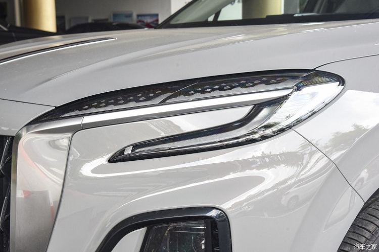 Cuối cùng không kém phần quan trọng chính là việc, Hồng Kỳ HS3 thế hệ mới có bộ la-zăng thiết kế riêng, các chấu mâm được xếp khéo léo, tạo thành hình cánh quạt rất cá tính, mỗi chấu mâm đều được tạo thêm các điểm nhấn với gờ nổi. Về kích thước thân xe, chiều dài, chiều rộng và chiều cao của Hồng Kỳ HS3 thế hệ mới lần lượt là 4.655 x 1.900 x 1.668 mm, chiều dài cơ sở là 2.770 mm.