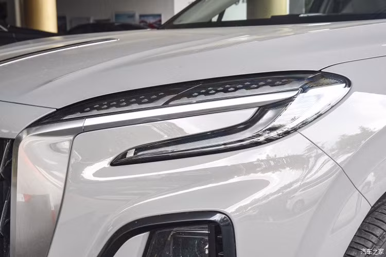 Cuối cùng không kém phần quan trọng chính là việc, Hồng Kỳ HS3 thế hệ mới có bộ la-zăng thiết kế riêng, các chấu mâm được xếp khéo léo, tạo thành hình cánh quạt rất cá tính, mỗi chấu mâm đều được tạo thêm các điểm nhấn với gờ nổi. Về kích thước thân xe, chiều dài, chiều rộng và chiều cao của Hồng Kỳ HS3 thế hệ mới lần lượt là 4.655 x 1.900 x 1.668 mm, chiều dài cơ sở là 2.770 mm.