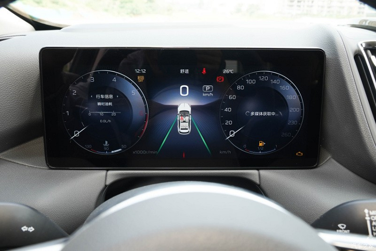 Tiếp đến là Hồng Kỳ HS3 thế hệ mới sử dụng khối động cơ 4 xi-lanh, dung tích 2.0 lít, tăng áp, cùng hộp số 8 cấp, sẽ sản sinh ra công suất tối đa 248 mã lực và mô men xoắn cực đại 380 Nm. Tốc độ tối đa là 220 km/h và khả năng tăng tốc 0-100 km/h là 6,9 giây. Đối với phiên bản hybrid được cung cấp hệ thống hybrid xăng-điện 1.5T, sẽ sản sinh ra công suất tối đa 188 mã lực và mô men xoắn cực đại 280 Nm.