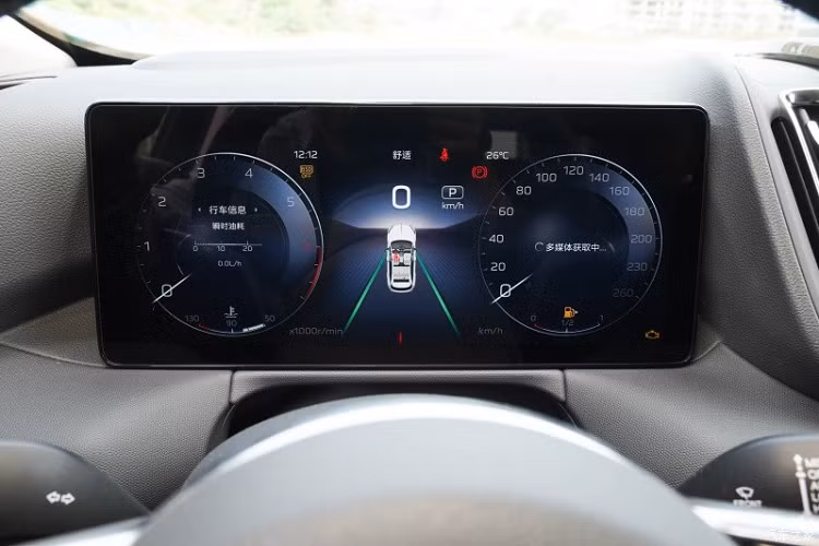 Tiếp đến là Hồng Kỳ HS3 thế hệ mới sử dụng khối động cơ 4 xi-lanh, dung tích 2.0 lít, tăng áp, cùng hộp số 8 cấp, sẽ sản sinh ra công suất tối đa 248 mã lực và mô men xoắn cực đại 380 Nm. Tốc độ tối đa là 220 km/h và khả năng tăng tốc 0-100 km/h là 6,9 giây. Đối với phiên bản hybrid được cung cấp hệ thống hybrid xăng-điện 1.5T, sẽ sản sinh ra công suất tối đa 188 mã lực và mô men xoắn cực đại 280 Nm.