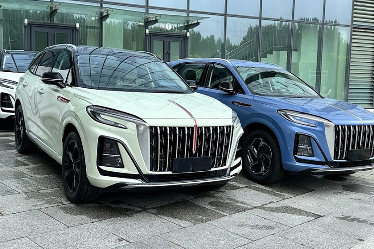 Bên cạnh đó, hãng xe Trung Quốc còn tung ra nhiều sản phẩm thuộc các phân khúc khác nhau, để đa dạng tập khách hàng, tăng doanh số, 1 trong số này có HS3, chiếc SUV cỡ nhỏ rất thú vị vừa mới ra mắt chính thức. Vậy Hồng Kỳ đã làm những gì cho HS3 thế hệ mới để chiến cùng với các xe Hàn và Nhật ngay trên sân nhà, hãy cùng chúng tôi đánh giá nhanh Hồng Kỳ HS3 2023.