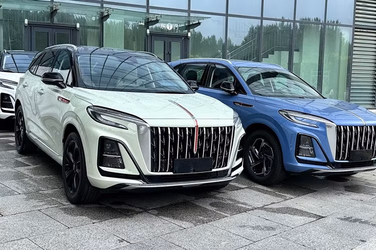 Bên cạnh đó, hãng xe Trung Quốc còn tung ra nhiều sản phẩm thuộc các phân khúc khác nhau, để đa dạng tập khách hàng, tăng doanh số, 1 trong số này có HS3, chiếc SUV cỡ nhỏ rất thú vị vừa mới ra mắt chính thức. Vậy Hồng Kỳ đã làm những gì cho HS3 thế hệ mới để chiến cùng với các xe Hàn và Nhật ngay trên sân nhà, hãy cùng chúng tôi đánh giá nhanh Hồng Kỳ HS3 2023.