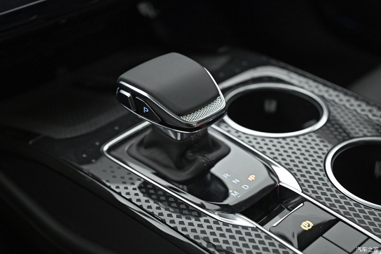 Ngay khi ra mắt, Hồng Kỳ HS3 thế hệ mới sẽ phải đối mặt với sự cạnh tranh từ Volkswagen Tharu 2023, Nissan Qashqai 2023 hay Honda HR-V 2023. Những sản phẩm này có doanh số bán hàng tốt và phổ biến trên thị trường vì thế có tính cạnh tranh cao.