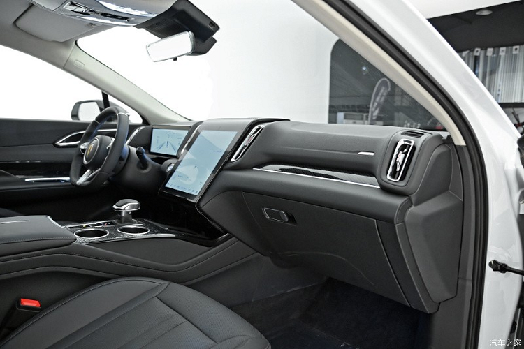 Hồng Kỳ HS3 thế hệ mới có vô-lăng đa chức năng ba chấu thiết kế đáy phẳng, được bọc da, cùng nhiều nút bấm kim loại, mang đến hình dáng rất sang trọng, đằng sau nó còn được trang bị đồng hồ full LCD có kích thước 12,3 inch.