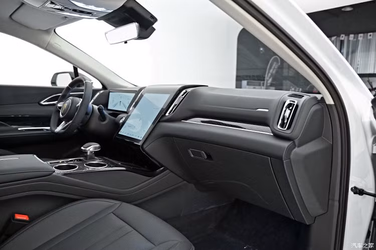 Hồng Kỳ HS3 thế hệ mới có vô-lăng đa chức năng ba chấu thiết kế đáy phẳng, được bọc da, cùng nhiều nút bấm kim loại, mang đến hình dáng rất sang trọng, đằng sau nó còn được trang bị đồng hồ full LCD có kích thước 12,3 inch.