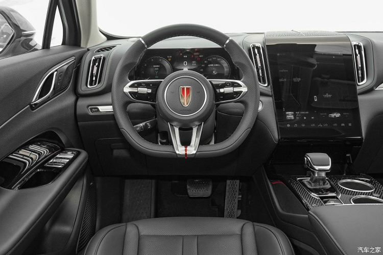 Về sức mạnh, Hồng Kỳ HS3 thế hệ mới vừa ra mắt có phiên bản xăng và phiên bản hybrid, trong đó phiên bản xăng sẽ được cung cấp bằng khối động cơ 4 xi-lanh, dung tích 1.5 lít, tăng áp, cùng hộp số 7 cấp, sản sinh ra công suất tối đa 166 mã lực và mô men xoắn cực đại 258 Nm. Nhờ đó, xe có thể tăng tốc từ vị trí xuất phát lên 100 km/h chỉ trong 9,9 giây trước khi đạt tốc độ tối đa 195 km/h.