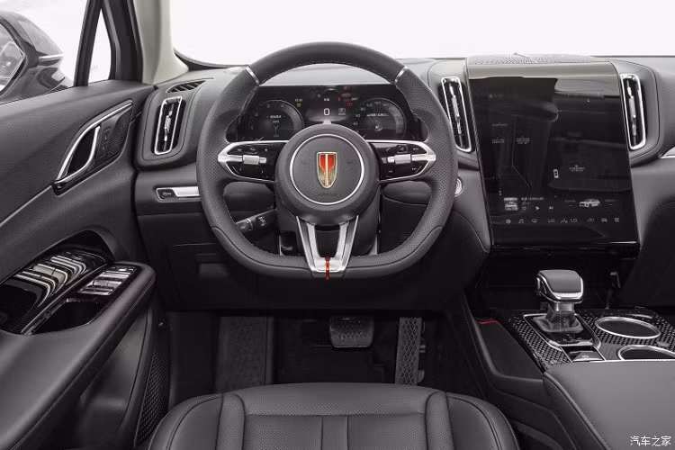 Về sức mạnh, Hồng Kỳ HS3 thế hệ mới vừa ra mắt có phiên bản xăng và phiên bản hybrid, trong đó phiên bản xăng sẽ được cung cấp bằng khối động cơ 4 xi-lanh, dung tích 1.5 lít, tăng áp, cùng hộp số 7 cấp, sản sinh ra công suất tối đa 166 mã lực và mô men xoắn cực đại 258 Nm. Nhờ đó, xe có thể tăng tốc từ vị trí xuất phát lên 100 km/h chỉ trong 9,9 giây trước khi đạt tốc độ tối đa 195 km/h.