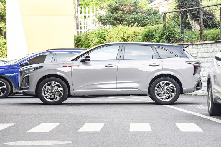 Trong đó, SUV Hồng Kỳ HS3 2023 vẫn tiếp tục chủ đề thiết kế của đôi cánh bay nhà Hồng Kỳ. Điều này thể hiện rõ nhất qua lưới tản nhiệt hút gió phía trước hình vuông có kích thước rất phóng đại, trong khi đó, các nan lưới được trang trí bằng lớp mạ crôm thẳng hình thác nước, kết hợp cùng các đường cờ đỏ được kết nối khéo léo với lưới tản nhiệt kéo dài đến nắp động cơ, cho hiệu ứng hình ảnh độc đáo.