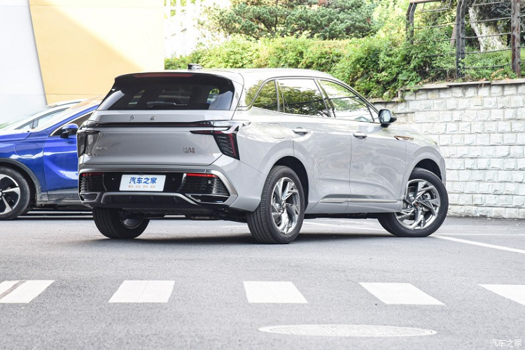 Ngoài ra, sự kết hợp giữa đèn pha hình chữ C cực đẹp kết hợp với thanh nẹp mạ crôm của lưới tản nhiệt tạo thành hình đôi cánh bay. Tiếp đến là việc hốc gió 2 bên hông đầu xe đã được dành chọn cho hệ thống đèn chiếu sáng của xe HS3 thế hệ mới, đi cùng với đó, Hồng Kỳ cho các thanh nẹp được sơn đen bao bọc xung quanh.