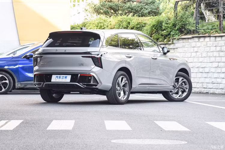 Ngoài ra, sự kết hợp giữa đèn pha hình chữ C cực đẹp kết hợp với thanh nẹp mạ crôm của lưới tản nhiệt tạo thành hình đôi cánh bay. Tiếp đến là việc hốc gió 2 bên hông đầu xe đã được dành chọn cho hệ thống đèn chiếu sáng của xe HS3 thế hệ mới, đi cùng với đó, Hồng Kỳ cho các thanh nẹp được sơn đen bao bọc xung quanh.