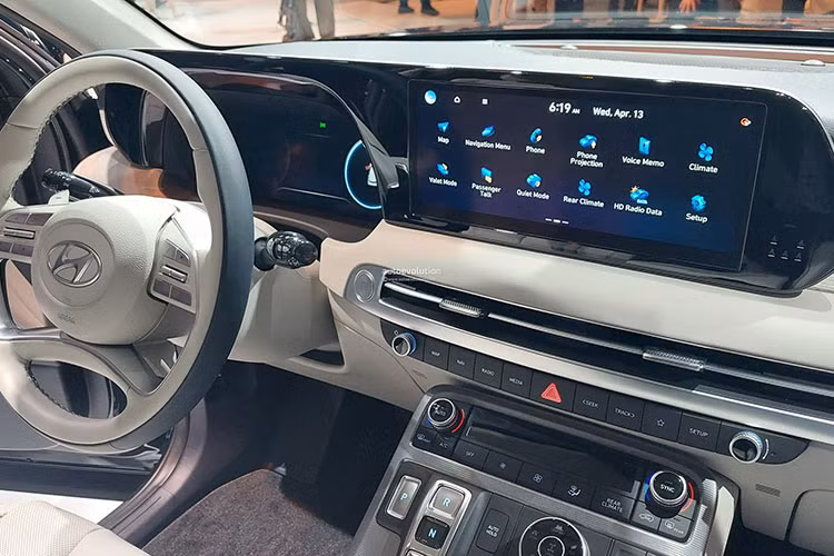 Ở thị trường nước ngoài, mẫu xe này có màn hình cỡ lớn nằm trên mặt táp-lô, tích hợp bảng đồng hồ kỹ thuật số và màn hình cảm ứng trung tâm cùng có kích thước 12,3 inch, đèn LED, cửa sổ trời 2 mảnh chỉnh điện, ghế lái nhớ vị trí, hàng ghế thứ hai sưởi ấm/làm mát, sạc không dây chuẩn Qi, rèm che nắng cho hàng ghế sau cũng như hệ thống âm thanh Infinity 12 loa.