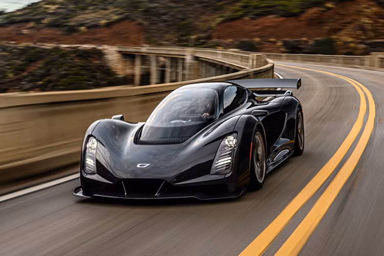 Czinger chỉ có kế hoạch thực hiện 80 chiếc 21C trên tất cả các dự án thuộc phiên bản đặc biệt. Mức giá xe Czinger 21C Blackbird Edition chưa được công bố, nhưng chắc chắn nó sẽ đắt hơn chiếc Czinger 21C 2023 có mức khởi điểm từ 2 triệu USD (khoảng 46,8 tỷ đồng).