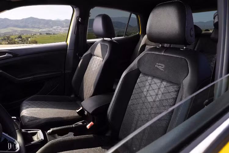 Bên trong nội thất, T-Cross 2024 được trang bị cụm đồng hồ kỹ thuật số, có kích thước 8 inch hoặc 10 inch tùy theo phiên bản. Màn hình giải trí trung tâm cũng có 2 kích thước là 8 inch hoặc 9,2 inch và được cập nhật phần mềm điều khiển mới nhất.