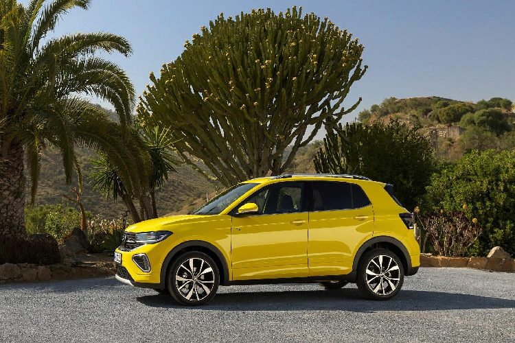 Ở lần cập nhật đời 2024 này, T-Cross chỉ được Volkswagen công bố hình ảnh của bản R-Line với gói ngoại thất thể thao. Dù vậy dường như mọi điểm mới cũng sẽ được áp dụng cho những bản tiêu chuẩn thông thường của Volkswagen T-Cross 2024 mới.