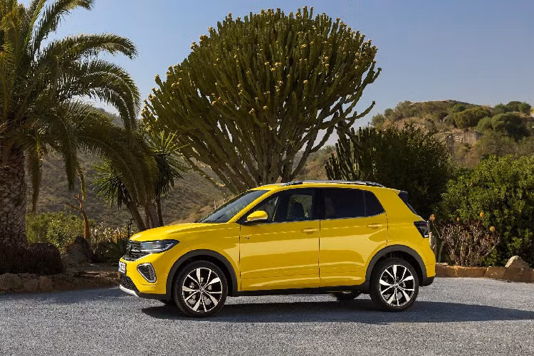 Ở lần cập nhật đời 2024 này, T-Cross chỉ được Volkswagen công bố hình ảnh của bản R-Line với gói ngoại thất thể thao. Dù vậy dường như mọi điểm mới cũng sẽ được áp dụng cho những bản tiêu chuẩn thông thường của Volkswagen T-Cross 2024 mới.