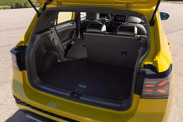 Với T-Cross 2024, khách hàng có thể chọn giữa động cơ tăng áp 1.0 TSI 3 xy-lanh với 2 mức công suất là 95 mã lực (70 kW) hoặc 115 mã lực (85 kW), và động cơ tăng áp 1.5 TSI 4 xy-lanh có công suất 150 mã lực (110 kW).