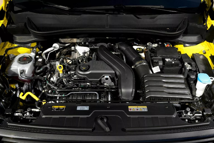 Toàn bộ sức kéo của các khối động cơ này sẽ được truyền đến cầu trước thông qua hộp số sàn 5 cấp hoặc 6 cấp hoặc ly hợp kép DSG 7 cấp, tùy theo phiên bản. Hộp số DSG chỉ được trang bị sẵn nếu khách hàng chọn mua cấu hình R-Line cao cấp nhất.