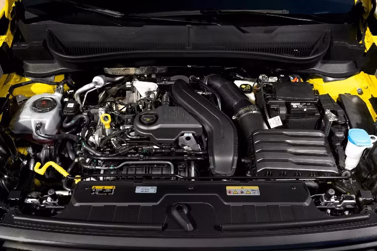 Toàn bộ sức kéo của các khối động cơ này sẽ được truyền đến cầu trước thông qua hộp số sàn 5 cấp hoặc 6 cấp hoặc ly hợp kép DSG 7 cấp, tùy theo phiên bản. Hộp số DSG chỉ được trang bị sẵn nếu khách hàng chọn mua cấu hình R-Line cao cấp nhất.