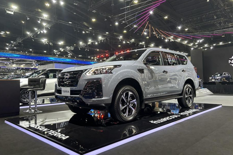 Theo đó, tại thị trường Thái Lan, xe được bán ra với 7 tùy chọn màu sắc, giá là 1,555 triệu baht (tương đương 1,07 tỷ đồng). Nissan Terra Sport 2023 mới tại Thái Lan dường như không có nhiều khác biệt so với xe từng ra mắt tại Philippines. Xe gây ấn tượng với ngoại hình khỏe khoắn, trẻ trung đúng như tên gọi của nó.
