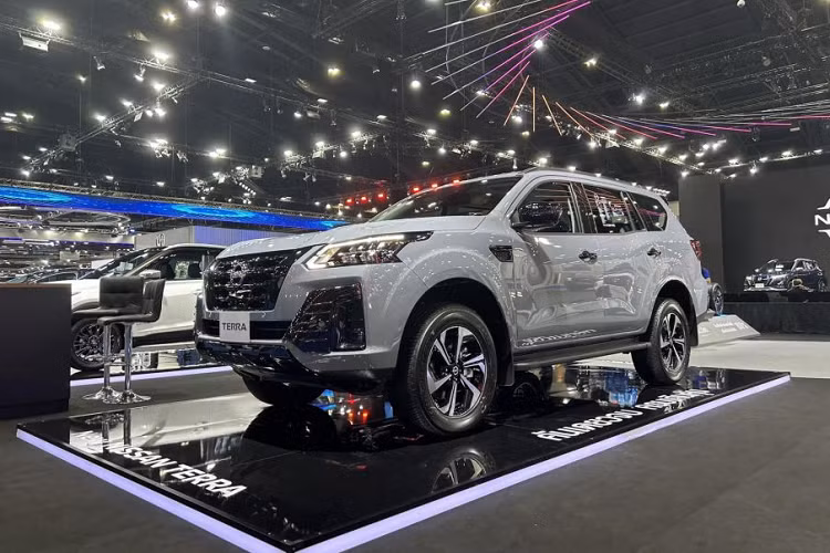 Theo đó, tại thị trường Thái Lan, xe được bán ra với 7 tùy chọn màu sắc, giá là 1,555 triệu baht (tương đương 1,07 tỷ đồng). Nissan Terra Sport 2023 mới tại Thái Lan dường như không có nhiều khác biệt so với xe từng ra mắt tại Philippines. Xe gây ấn tượng với ngoại hình khỏe khoắn, trẻ trung đúng như tên gọi của nó.