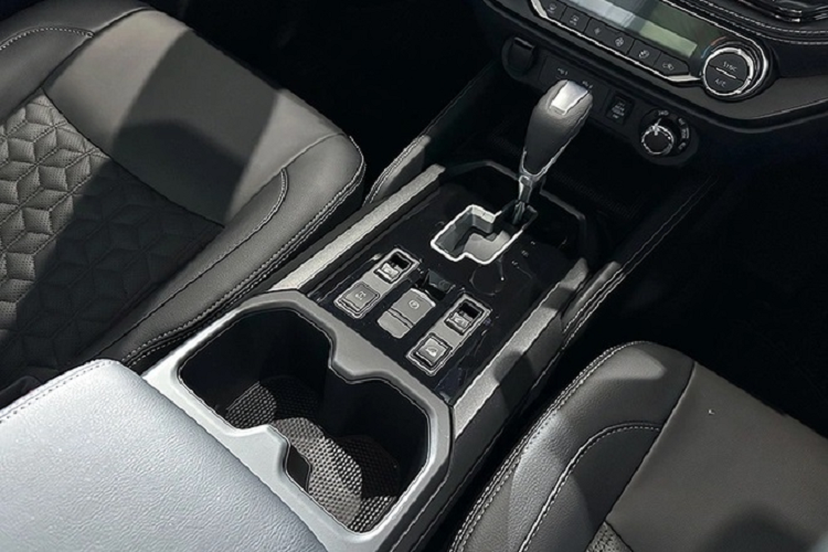 Về nội thất, Nissan Terra Sport 2023 tại Thái Lan vẫn giữ nguyên tông màu đen chủ đạo. Bên cạnh đó, xe cũng được trang bị đầy đủ các tiện ích hiện đại như: màn hình màu TFT 7 inch trong bảng đồng hồ, màn hình cảm ứng trung tâm 8 inch, hỗ trợ Apple CarPlay/Android Auto không dây, hệ thống âm thanh Bose 8 loa, màn hình 11 inch trên trần xe, tích hợp cổng HDMI.