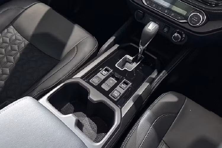 Về nội thất, Nissan Terra Sport 2023 tại Thái Lan vẫn giữ nguyên tông màu đen chủ đạo. Bên cạnh đó, xe cũng được trang bị đầy đủ các tiện ích hiện đại như: màn hình màu TFT 7 inch trong bảng đồng hồ, màn hình cảm ứng trung tâm 8 inch, hỗ trợ Apple CarPlay/Android Auto không dây, hệ thống âm thanh Bose 8 loa, màn hình 11 inch trên trần xe, tích hợp cổng HDMI.