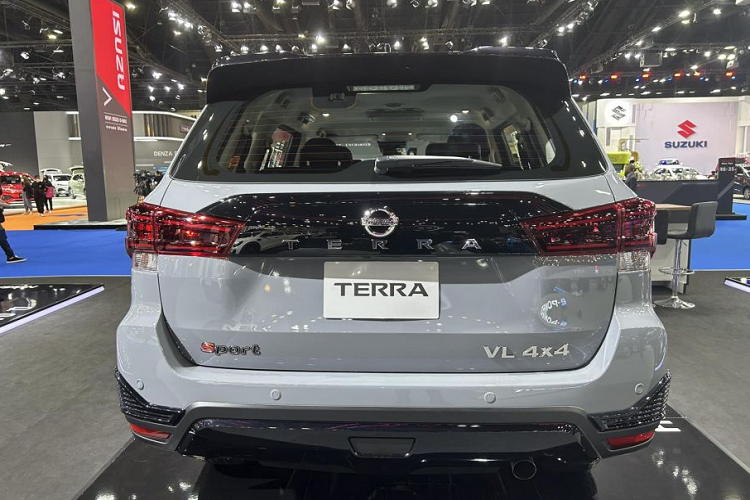 Mẫu xe SUV Nissan Terra Sport 2023 tại Thái Lan vẫn sở hữu lưới tản nhiệt cỡ lớn hình thang, đi kèm đèn pha LED với tính năng tự động điều chỉnh luồng sáng cao/thấp và gương chiếu hậu gập điện.