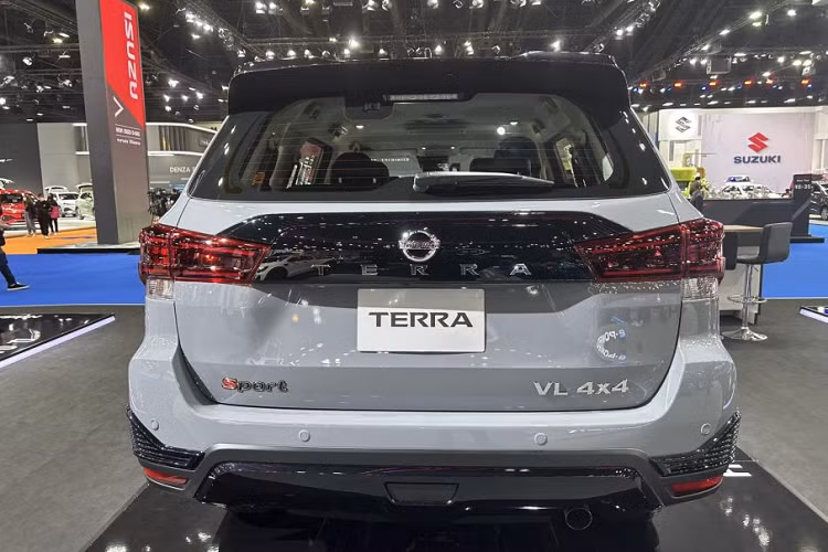 Mẫu xe SUV Nissan Terra Sport 2023 tại Thái Lan vẫn sở hữu lưới tản nhiệt cỡ lớn hình thang, đi kèm đèn pha LED với tính năng tự động điều chỉnh luồng sáng cao/thấp và gương chiếu hậu gập điện.
