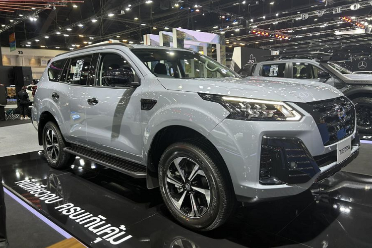 Nằm dưới nắp capo của Nissan Terra Sport 2023 tại Thái Lan là khối động cơ diesel YD25DDTi 4 xy-lanh, tăng áp, dung tích 2.5L, sản sinh công suất tối đa 190 mã lực tại tua máy 3.600 vòng/phút và mô-men xoắn cực đại 450 Nm tại tua máy 2.000 vòng/phút. Hộp số tự động 7 cấp, 2 cầu 4x4 với tính năng khóa vi sai điện tử trên cầu sau và hệ thống gài cầu điện tử.