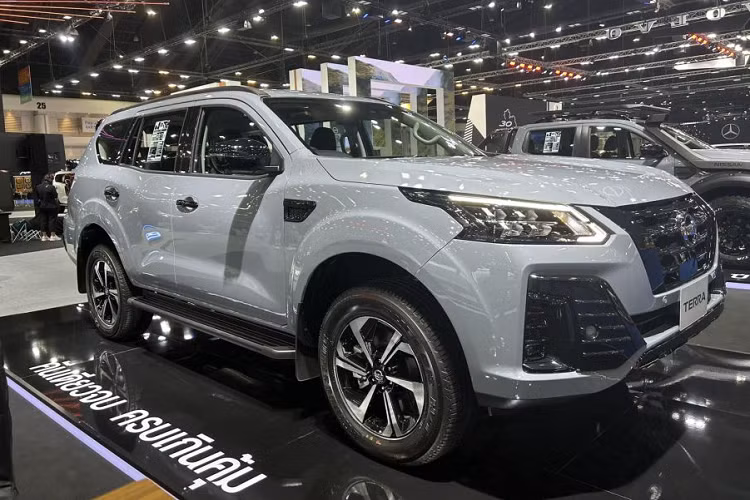 Nằm dưới nắp capo của Nissan Terra Sport 2023 tại Thái Lan là khối động cơ diesel YD25DDTi 4 xy-lanh, tăng áp, dung tích 2.5L, sản sinh công suất tối đa 190 mã lực tại tua máy 3.600 vòng/phút và mô-men xoắn cực đại 450 Nm tại tua máy 2.000 vòng/phút. Hộp số tự động 7 cấp, 2 cầu 4x4 với tính năng khóa vi sai điện tử trên cầu sau và hệ thống gài cầu điện tử.