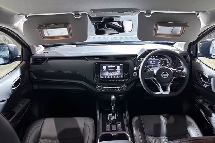 Bên cạnh đó, ở phiên bản Sport này, Nissan Terra 2023 còn được trang bị bộ mâm 6 chấu phay xước 2 tông màu có kích thước lên đến 18 inch. Thiết kế mới này khác biệt đôi chút so với xe ở Philippines nhưng lại giúp xe nhìn khỏe khoắn, hiện đại thể hiện sự vững chãi của một chiếc SUV cỡ D.