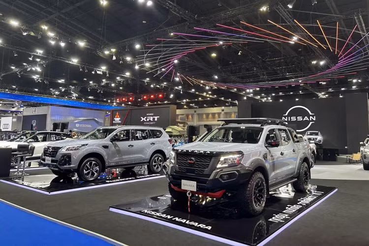 Về tính năng an toàn, Nissan Terra Sport 2023 được trang bị các tính năng hiện đại, tiên tiến như: camera 360, gương chiếu hậu thông minh, cảnh báo va chạm phía trước, phanh khẩn cấp thông minh, cảnh báo chống ngủ gật, cảnh báo chệch làn đường, cảnh báo điểm mù, cảnh báo phương tiện cắt ngang phía sau và hệ thống giám sát áp suất lốp, 6 túi khí…