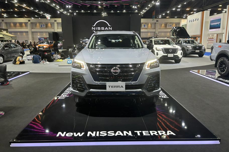 Nissan Terra 2023 bản Sport, hầu hết các chi tiết ngoại thất của xe như: lưới tản nhiệt, hốc đèn sương mù trước, tấm ốp gầm dưới đầu xe, ốp gương chiếu hậu, baga nóc, tay nắm cửa, khe gió giả sau chắn bùn trước, bệ bước chân….đều sử dụng tông thuần đen.