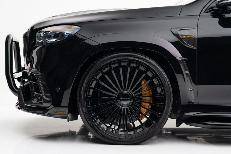 Nội thất GLS 63 độ Mansory với tông màu vàng chủ đạo cùng với các chi tiết làm từ vật liệu cao cấp. Toàn bộ ghế, khu vực bệ tỳ tay, tapi cửa được bọc da. Vô lăng mang điểm nhấn là ốp gỗ bóng được bọc da hai tông màu đen - vàng.