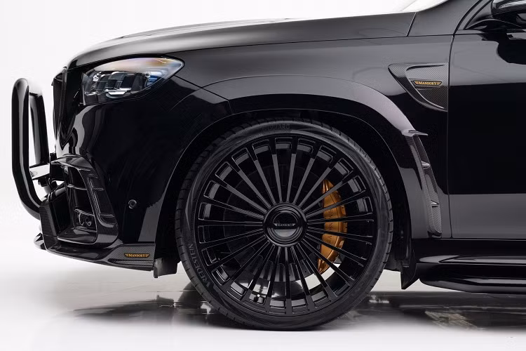 Nội thất GLS 63 độ Mansory với tông màu vàng chủ đạo cùng với các chi tiết làm từ vật liệu cao cấp. Toàn bộ ghế, khu vực bệ tỳ tay, tapi cửa được bọc da. Vô lăng mang điểm nhấn là ốp gỗ bóng được bọc da hai tông màu đen - vàng.