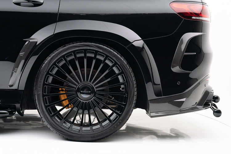 Mercedes-AMG GLS 63 nguyên bản là khối động cơ V8 tăng áp kép dung tích 4.0L, sản sinh công suất 603 mã lực và mô-men xoắn 850 Nm. Khả năng tăng tốc từ 0-100 km/h trong 4,2 giây và tốc độ tối đa giới hạn điện tử là 250 km/h.